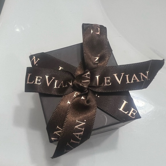 Levian box - Picture 4 of 4